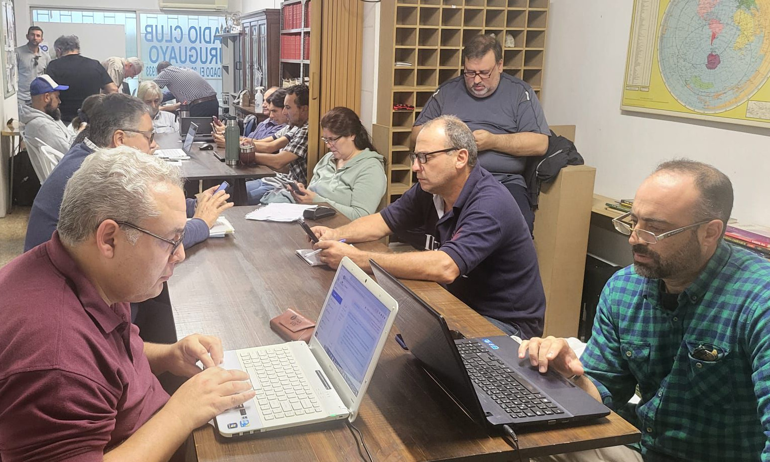 imagen ilustrativa de mesa de examen